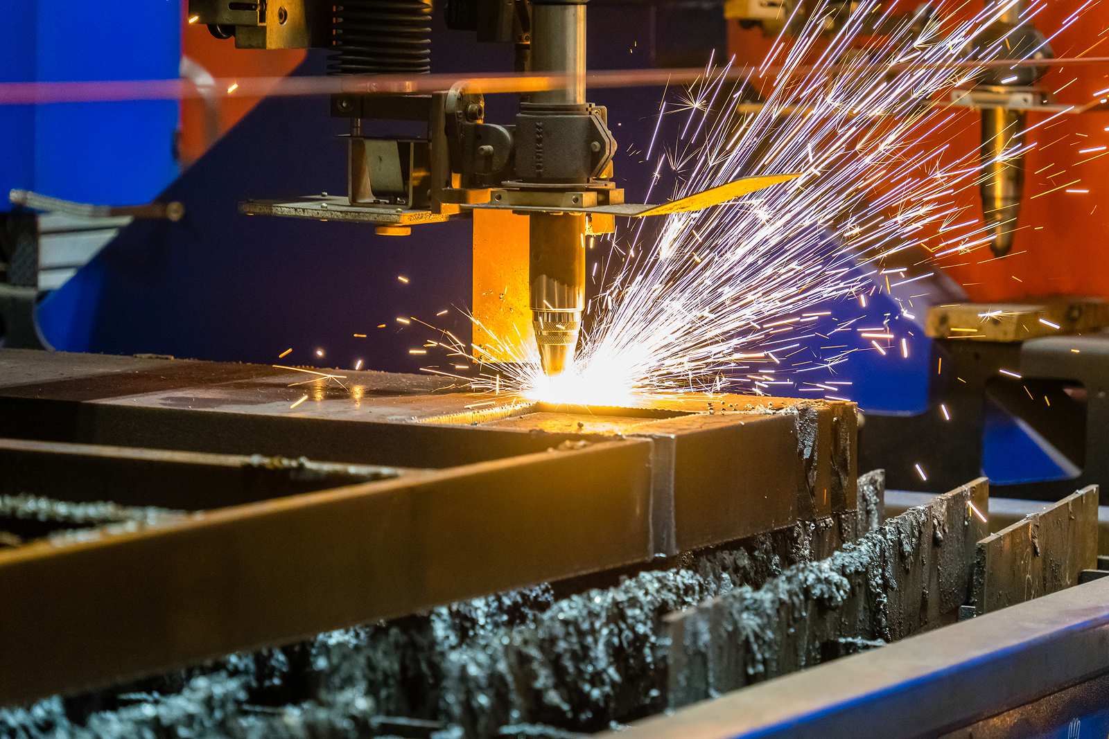 Plasma cutting steel on the in-house table